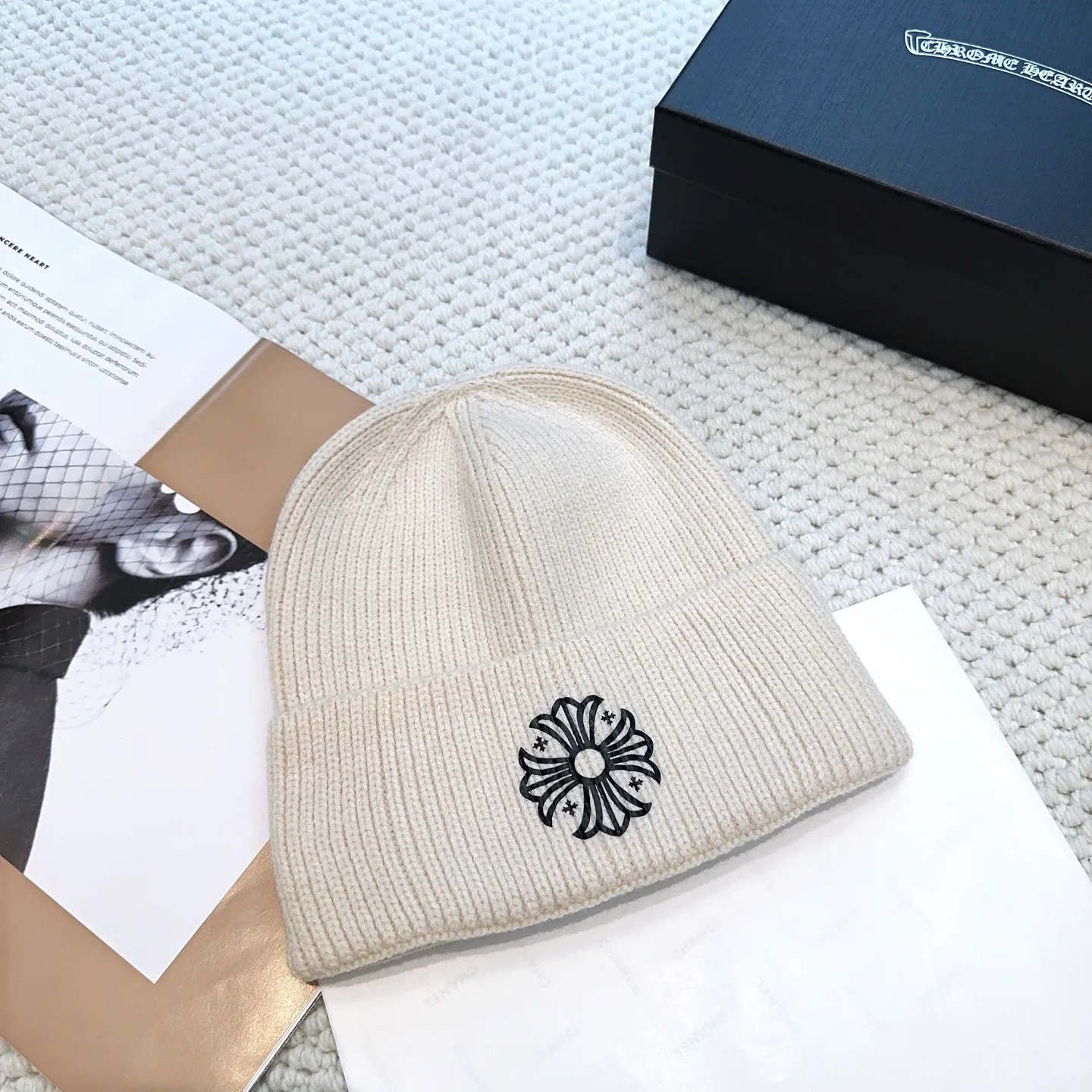 P46 🤍Chrome hearts new autumn and winter cross knitted hat🧶 One of the must-have hats in autumn and winter~ It really looks good on whoever wears it~, it is also a perfect match in black and white and gray in autumn~